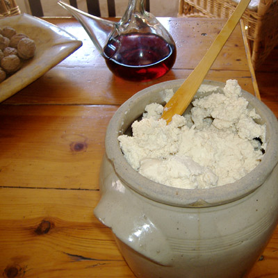 Elaborat amb aiguardent dins la “tupina”, seguint la tradició dels pastors que el conservaven d’aquesta manera per poder gaudir del formatge també durant l’hivern.