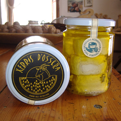 Els Xerris sÃ³n uns formatgets petits que posem en conserva amb oli d'oliva, pebre negre sencer i herbes de la nostra Vall (sajolida, farigola i orenga).